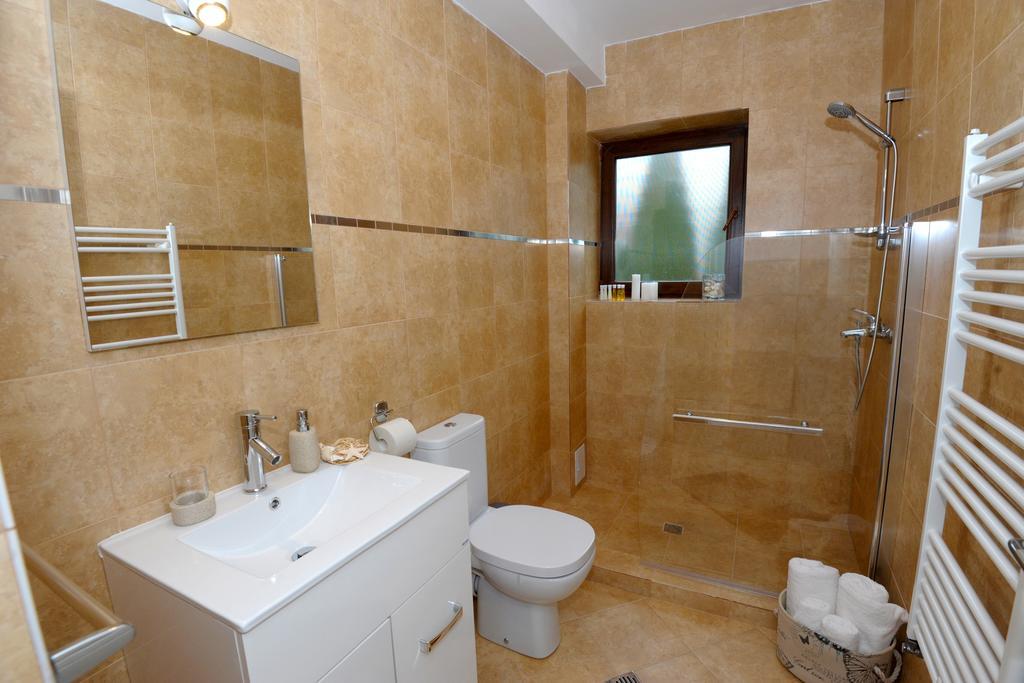 Yael Luxury Apartments 1 บุชเตนี ภายนอก รูปภาพ